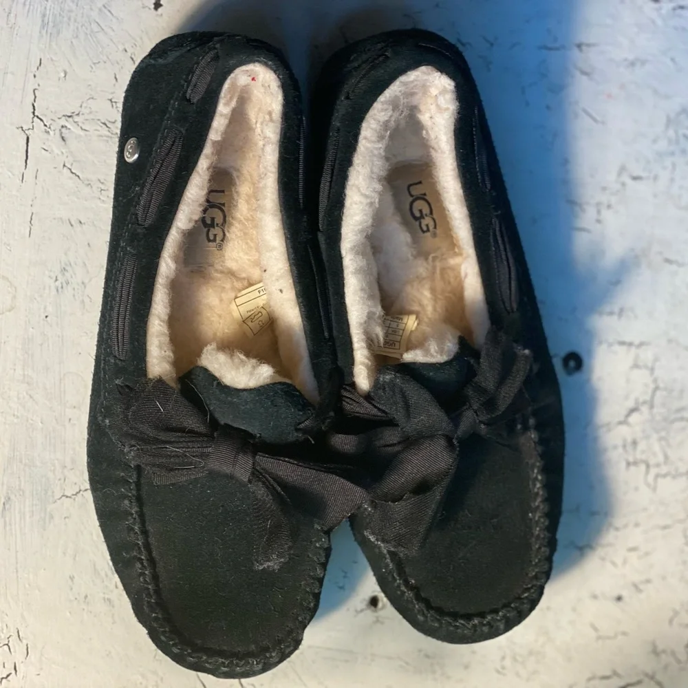 UGG Kids Moccasins in Forest Black Details - Picture 9 of 11